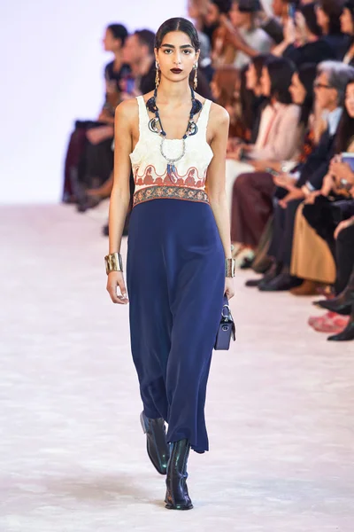 Look 16
